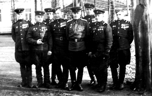 На фото 1945 года: Леонид Иванович Барабанов - третий справа.